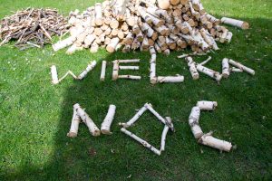 Wielkanoc napis z gałązek brzozy